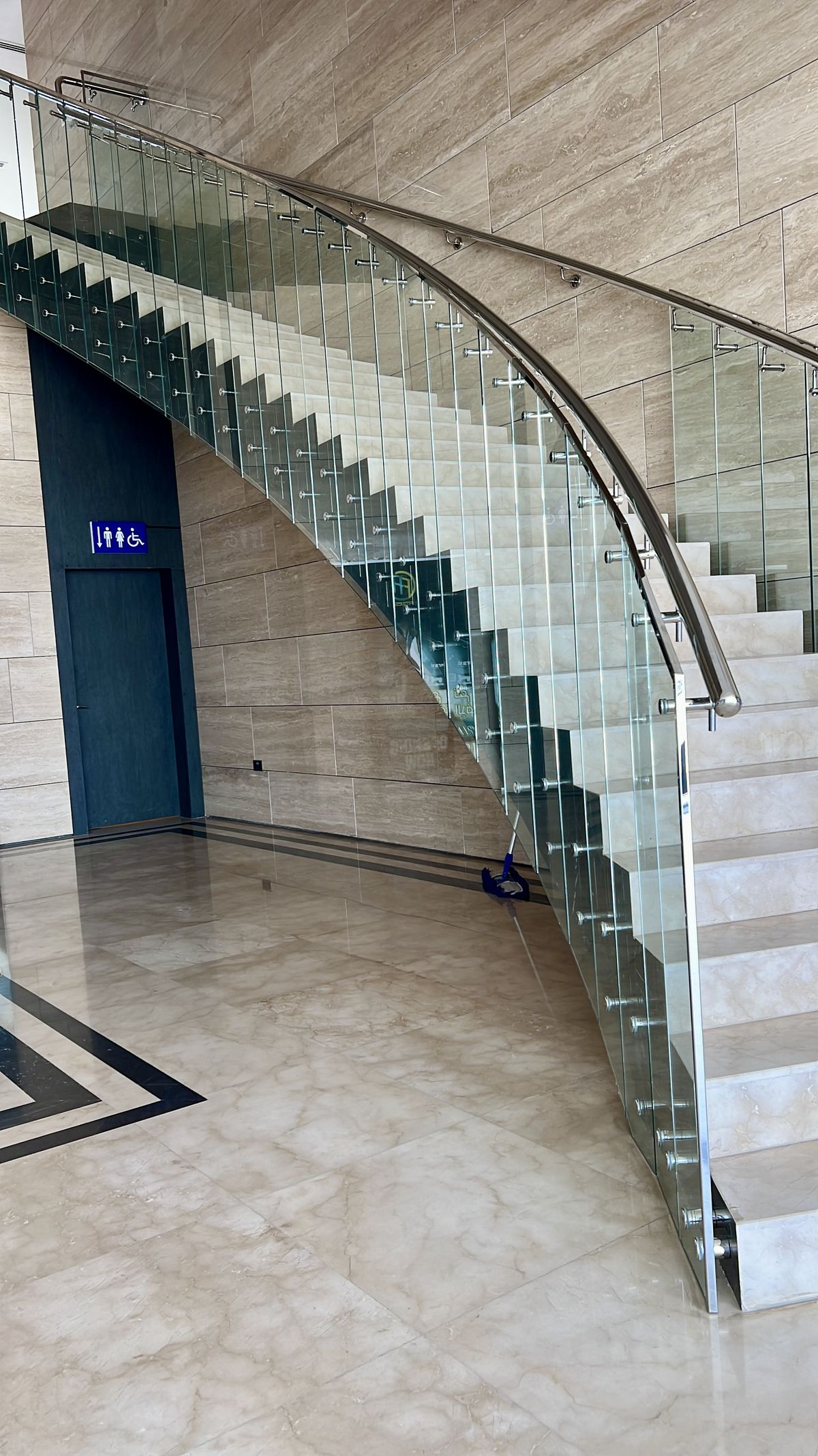 Cầu thang nhôm kính hiện đại